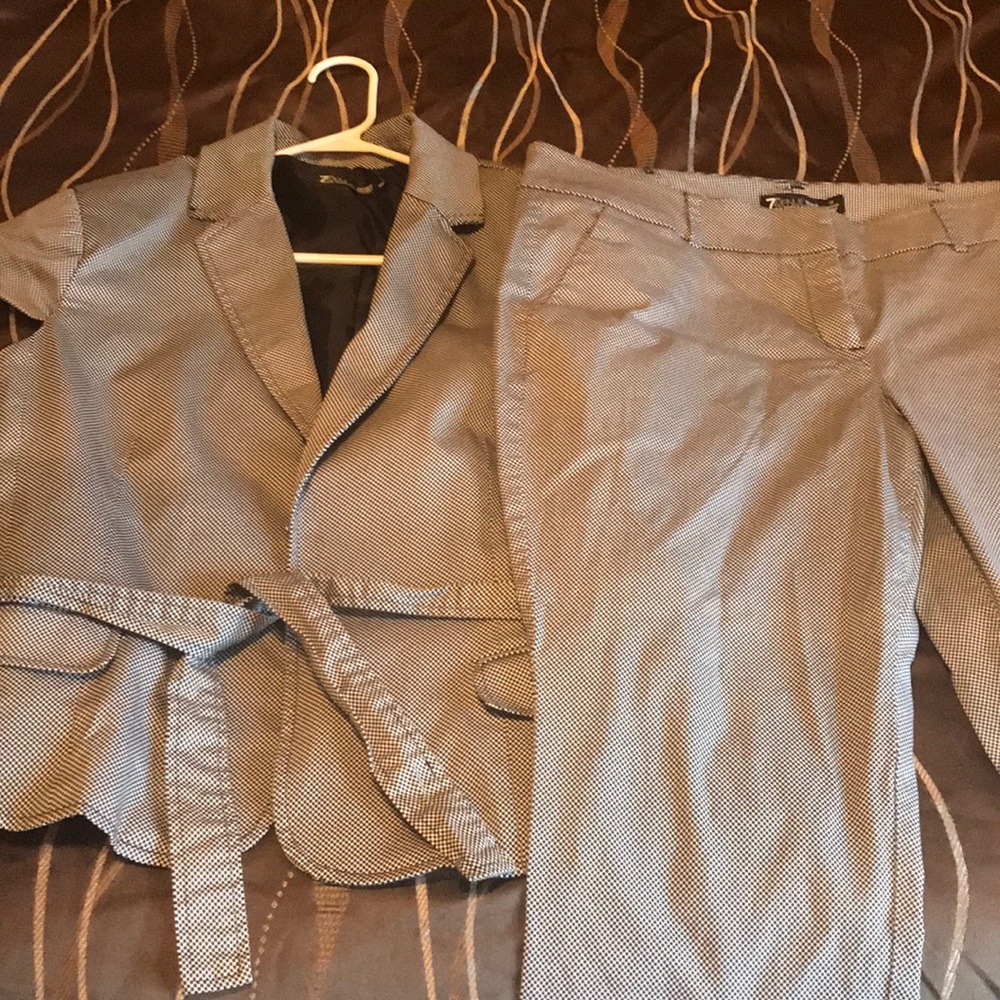 Matching spring Capri suit